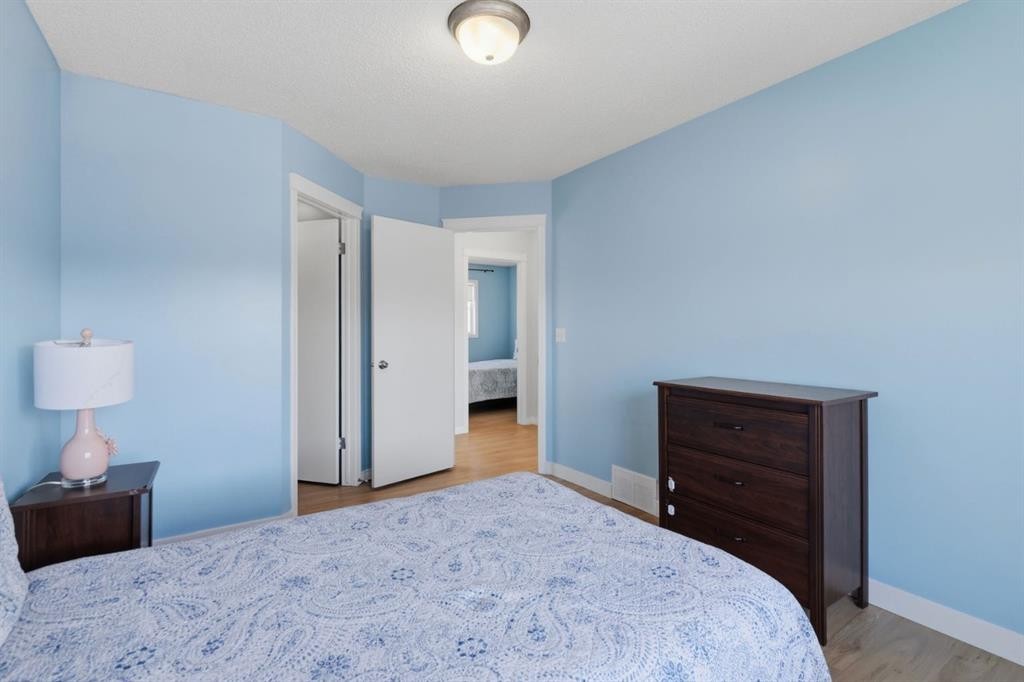 80 Prestwick Bay Se, Calgary, AB - Indoor Photo Showing Bedroom