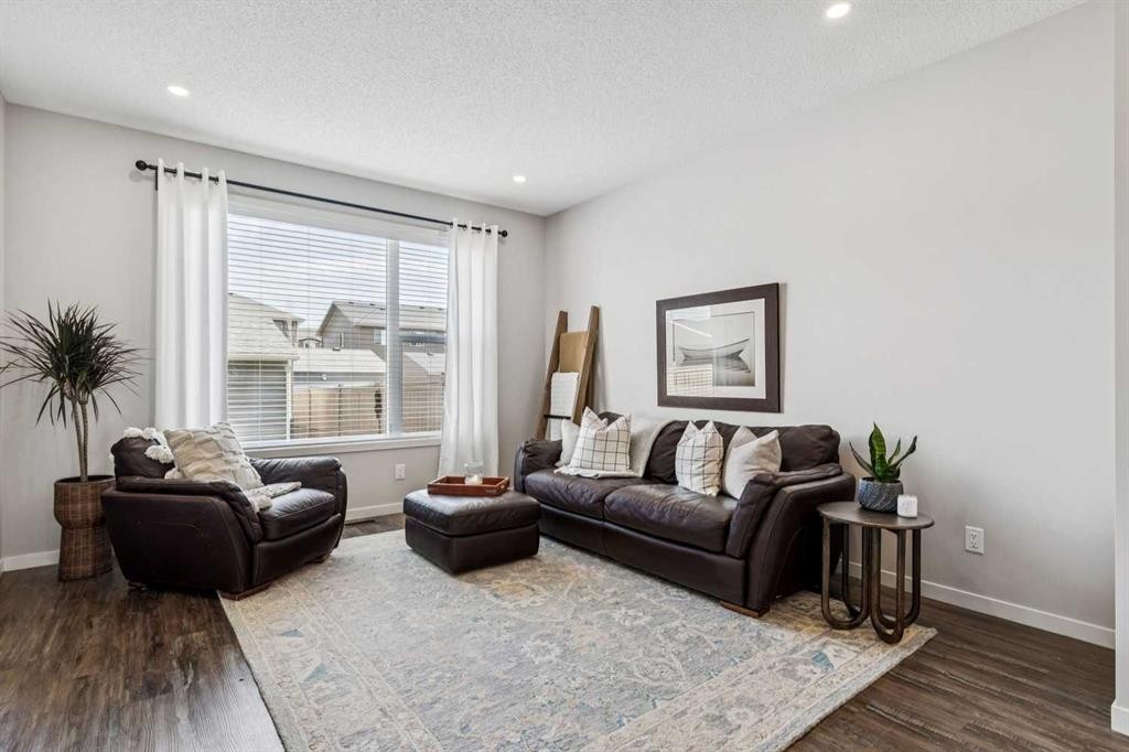 43 Willow Crescent, Okotoks, AB - Indoor Photo Showing Living Room