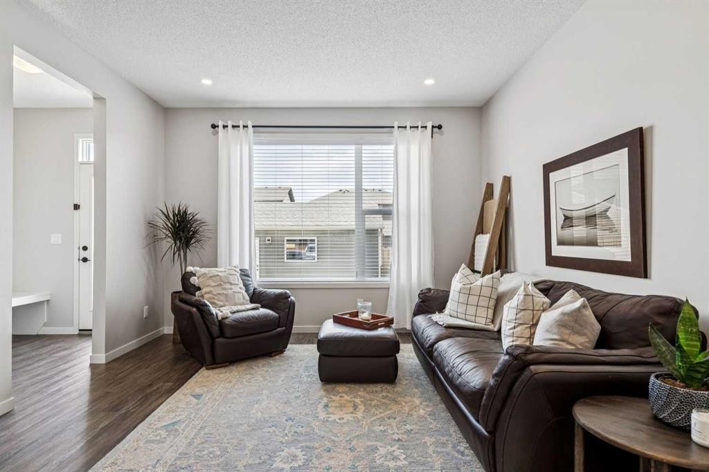 43 Willow Crescent, Okotoks, AB - Indoor Photo Showing Living Room