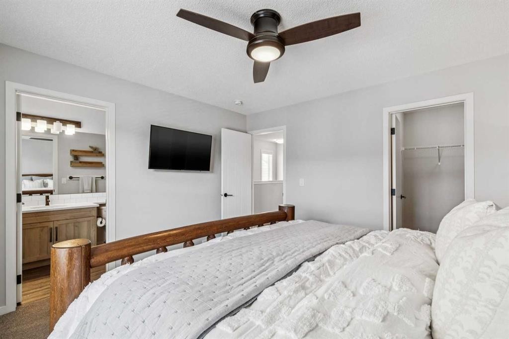 43 Willow Crescent, Okotoks, AB - Indoor Photo Showing Bedroom
