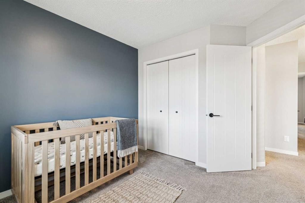 43 Willow Crescent, Okotoks, AB - Indoor Photo Showing Bedroom