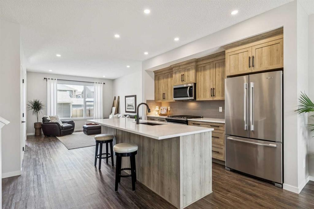 43 Willow Crescent, Okotoks, AB - Indoor Photo Showing Kitchen With Stainless Steel Kitchen With Upgraded Kitchen