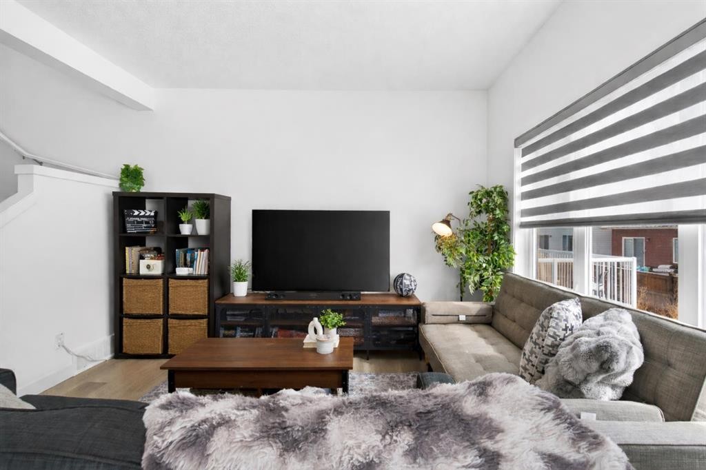 48 Willow Green Sw, Airdrie, AB - Indoor Photo Showing Living Room