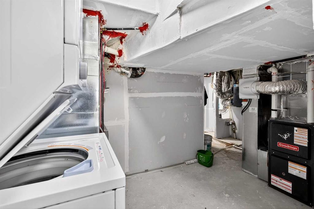 48 Willow Green Sw, Airdrie, AB - Indoor Photo Showing Garage