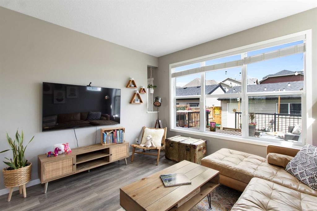 7 Masters Square Se, Calgary, AB - Indoor Photo Showing Living Room