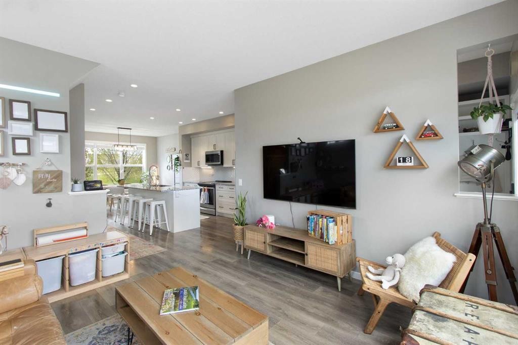 7 Masters Square Se, Calgary, AB - Indoor Photo Showing Living Room