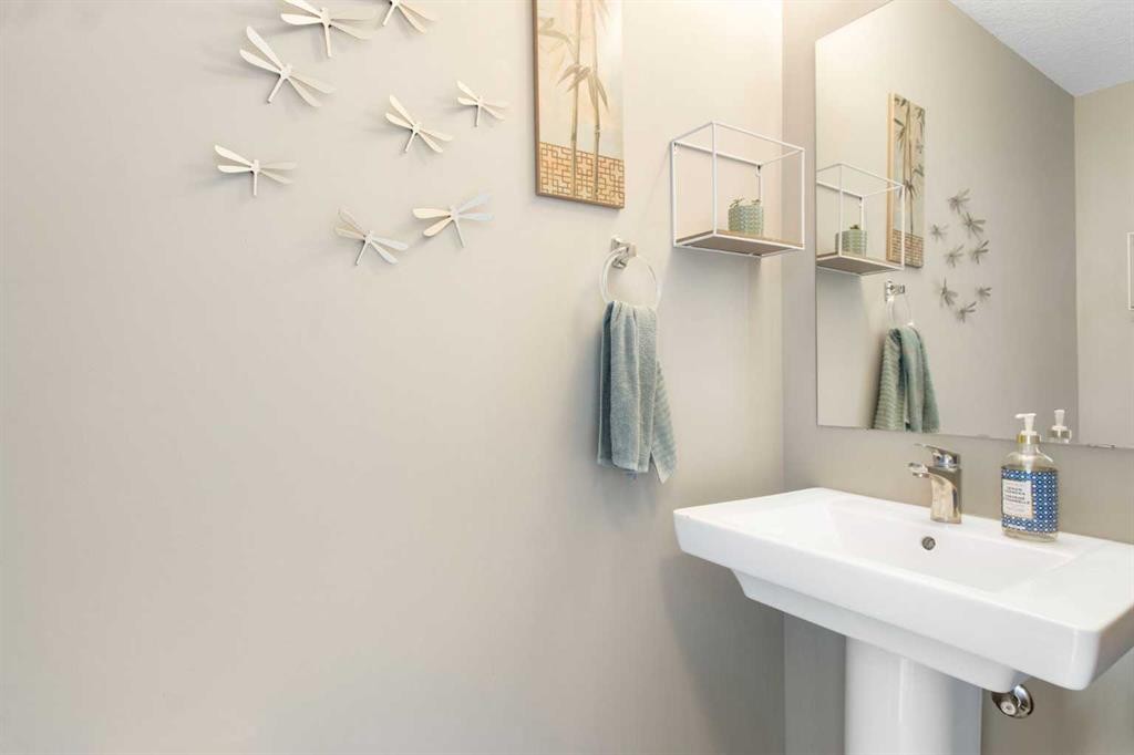 7 Masters Square Se, Calgary, AB - Indoor Photo Showing Bathroom