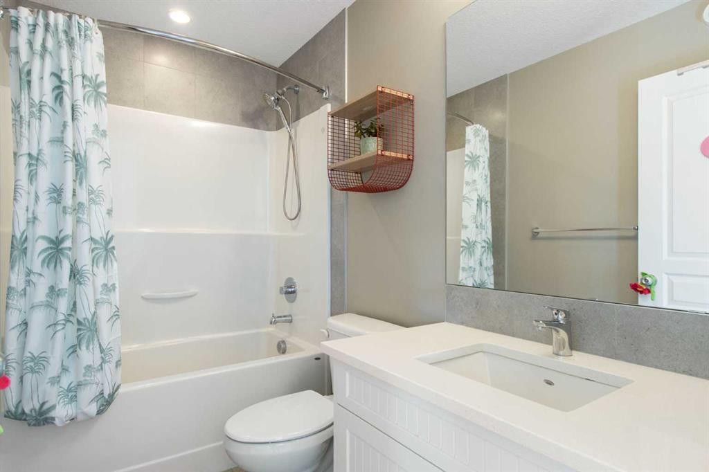 7 Masters Square Se, Calgary, AB - Indoor Photo Showing Bathroom