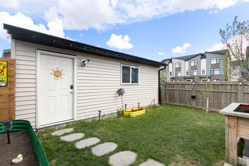 7 Masters Square Se, Calgary, AB - Outdoor