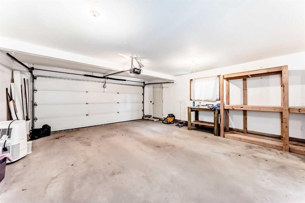 26 Green Meadow Drive, Strathmore, AB - Indoor Photo Showing Garage