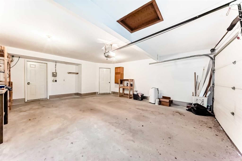 26 Green Meadow Drive, Strathmore, AB - Indoor Photo Showing Garage