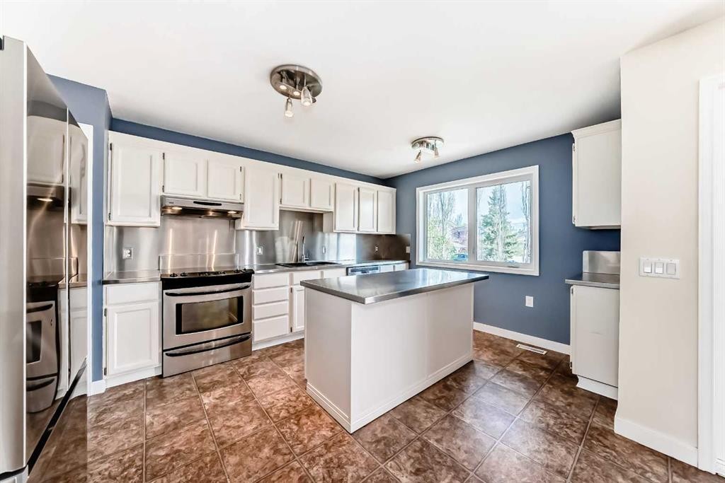 26 Green Meadow Drive, Strathmore, AB - Indoor Photo Showing Kitchen