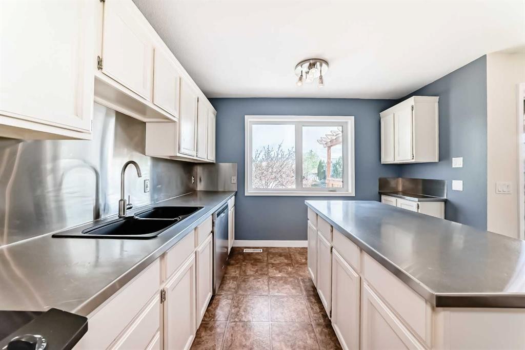 26 Green Meadow Drive, Strathmore, AB - Indoor Photo Showing Kitchen With Double Sink