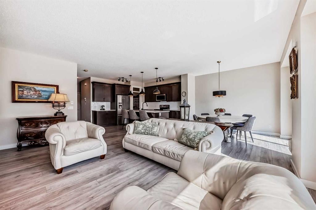 39 Sage Bluff Mews Nw, Calgary, AB - Indoor Photo Showing Living Room