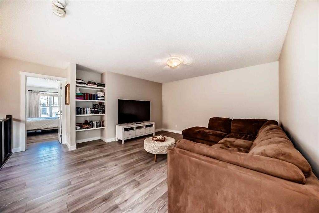 39 Sage Bluff Mews Nw, Calgary, AB - Indoor Photo Showing Living Room