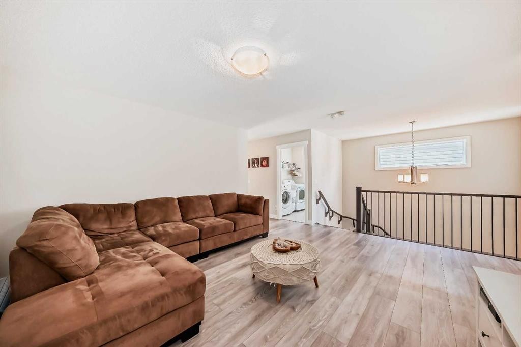 39 Sage Bluff Mews Nw, Calgary, AB - Indoor Photo Showing Living Room