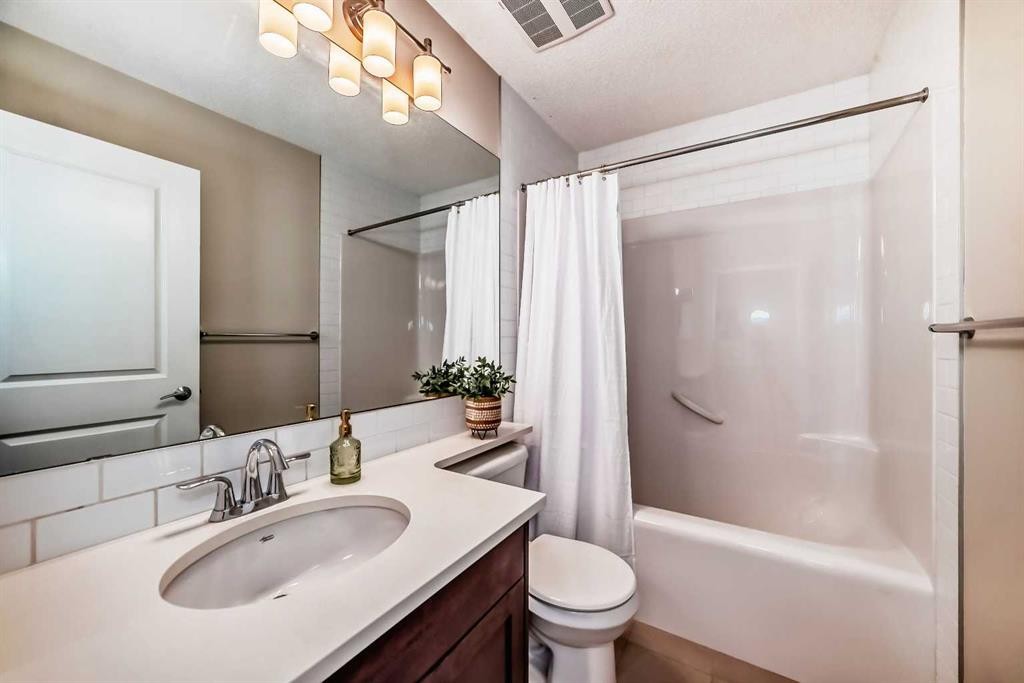 39 Sage Bluff Mews Nw, Calgary, AB - Indoor Photo Showing Bathroom