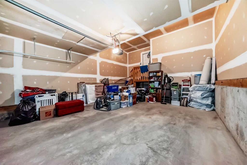 39 Sage Bluff Mews Nw, Calgary, AB - Indoor Photo Showing Garage