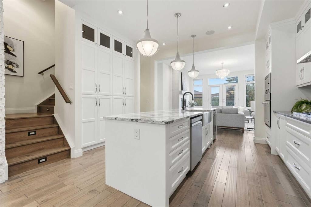2109 20 Avenue Sw, Calgary, AB - Indoor Photo Showing Kitchen With Upgraded Kitchen