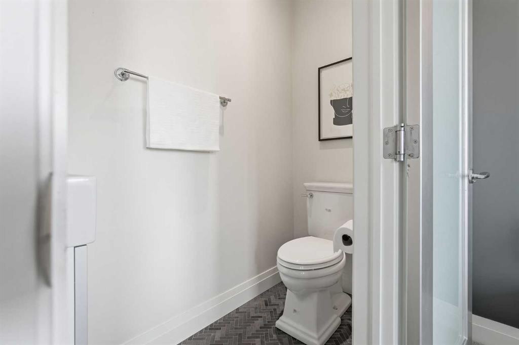 2109 20 Avenue Sw, Calgary, AB - Indoor Photo Showing Bathroom
