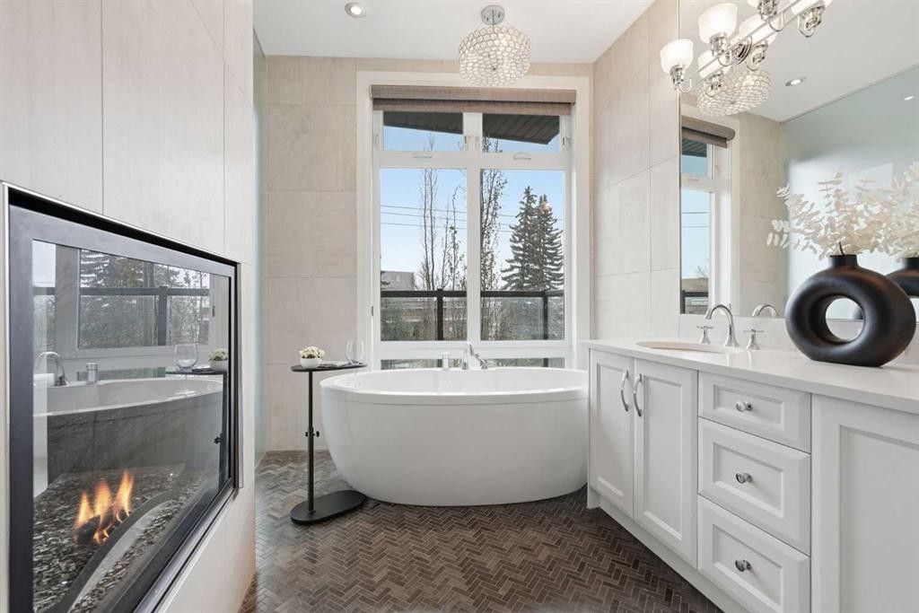2109 20 Avenue Sw, Calgary, AB - Indoor Photo Showing Bathroom