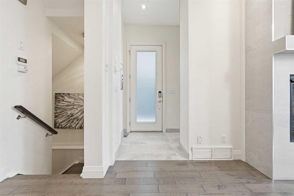 2109 20 Avenue Sw, Calgary, AB - Indoor Photo Showing Other Room