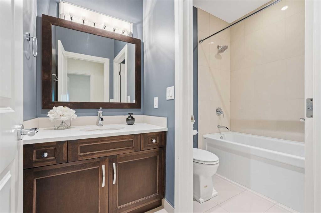 2109 20 Avenue Sw, Calgary, AB - Indoor Photo Showing Bathroom