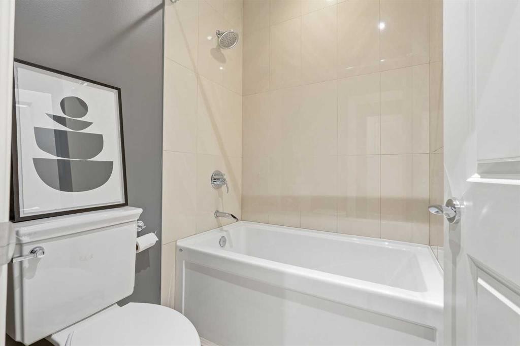 2109 20 Avenue Sw, Calgary, AB - Indoor Photo Showing Bathroom