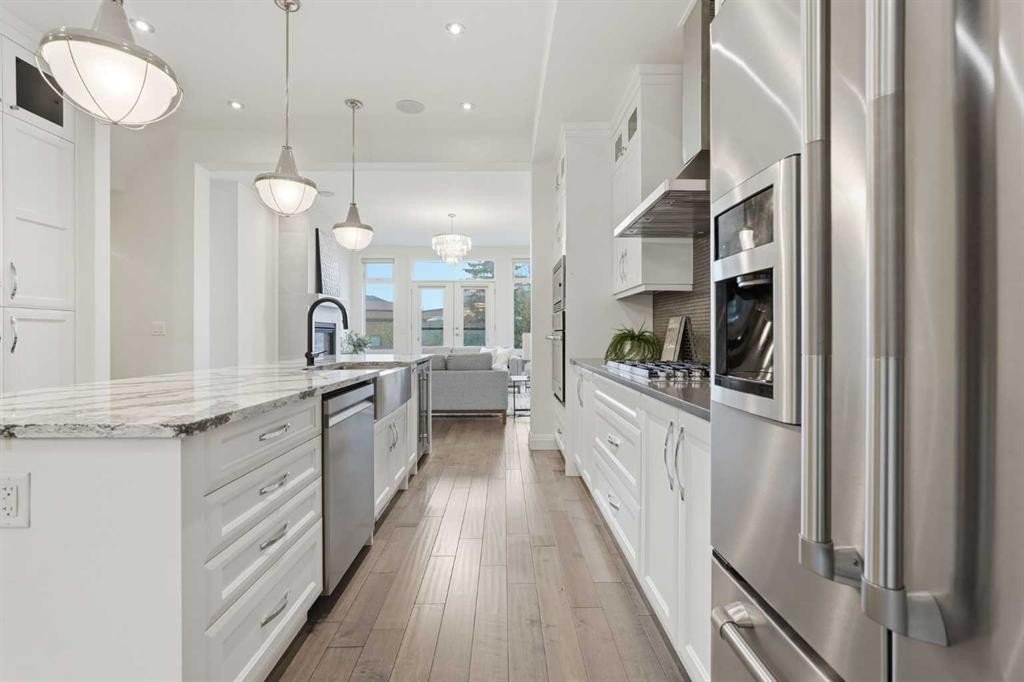 2109 20 Avenue Sw, Calgary, AB - Indoor Photo Showing Kitchen With Stainless Steel Kitchen With Upgraded Kitchen
