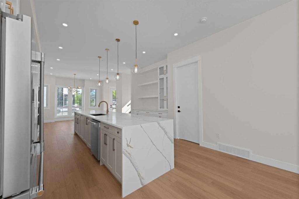 6427 33 Avenue Nw, Calgary, AB - Indoor Photo Showing Kitchen With Upgraded Kitchen