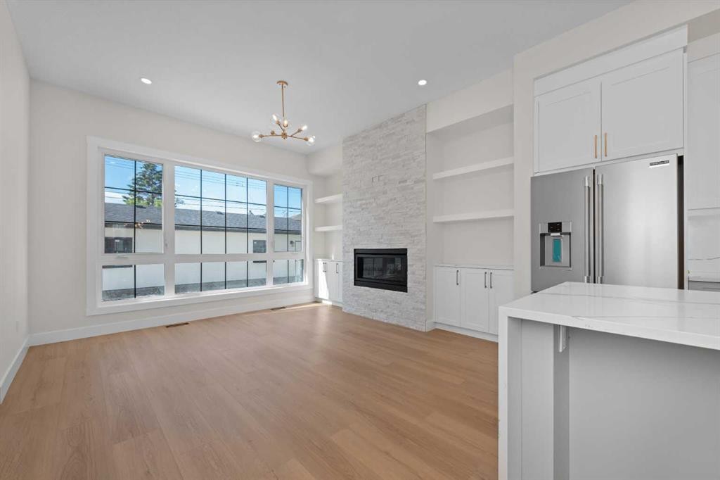 6427 33 Avenue Nw, Calgary, AB - Indoor With Fireplace