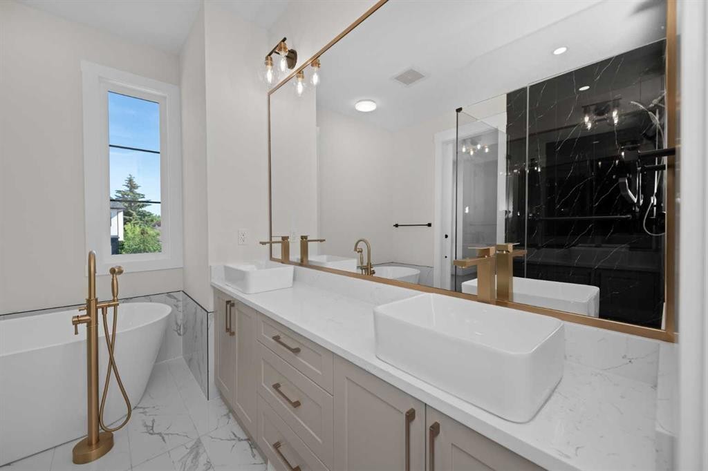 6427 33 Avenue Nw, Calgary, AB - Indoor