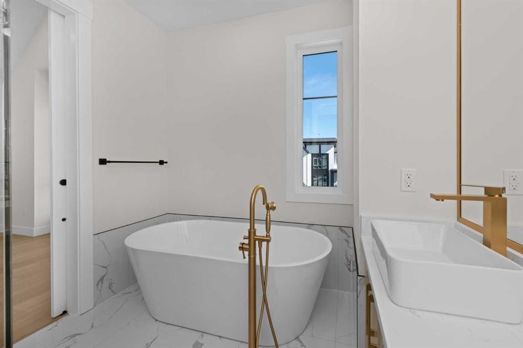 6427 33 Avenue Nw, Calgary, AB - Indoor Photo Showing Bathroom