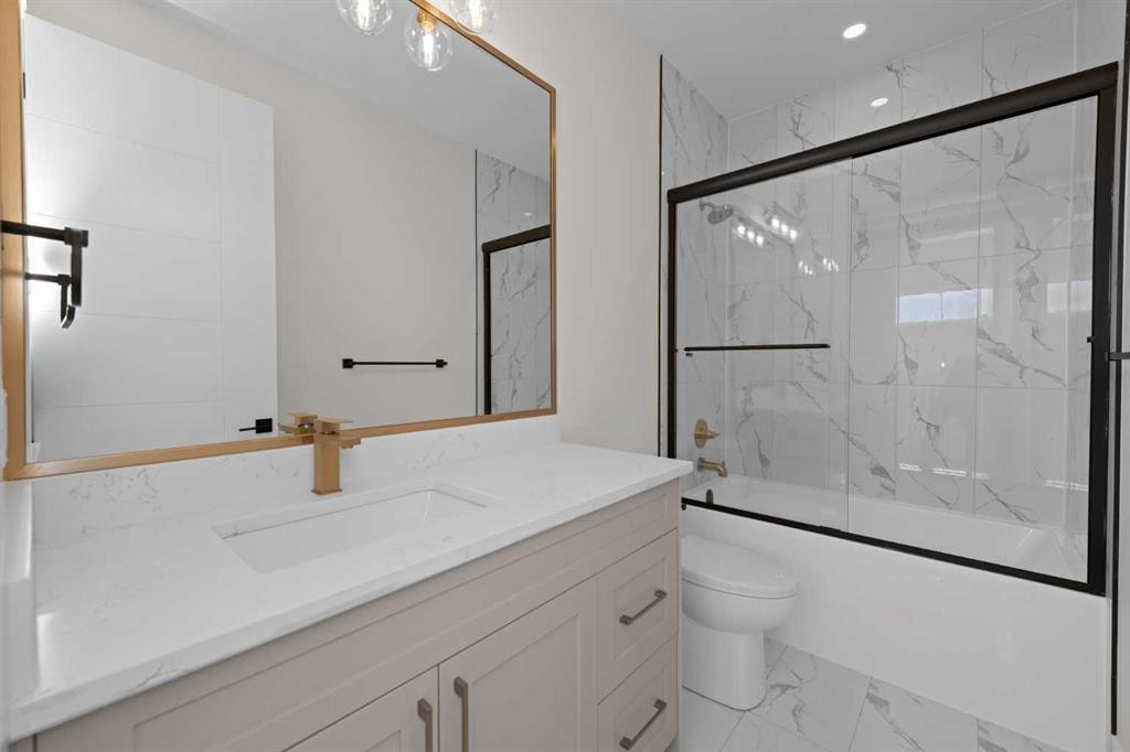 6427 33 Avenue Nw, Calgary, AB - Indoor Photo Showing Bathroom