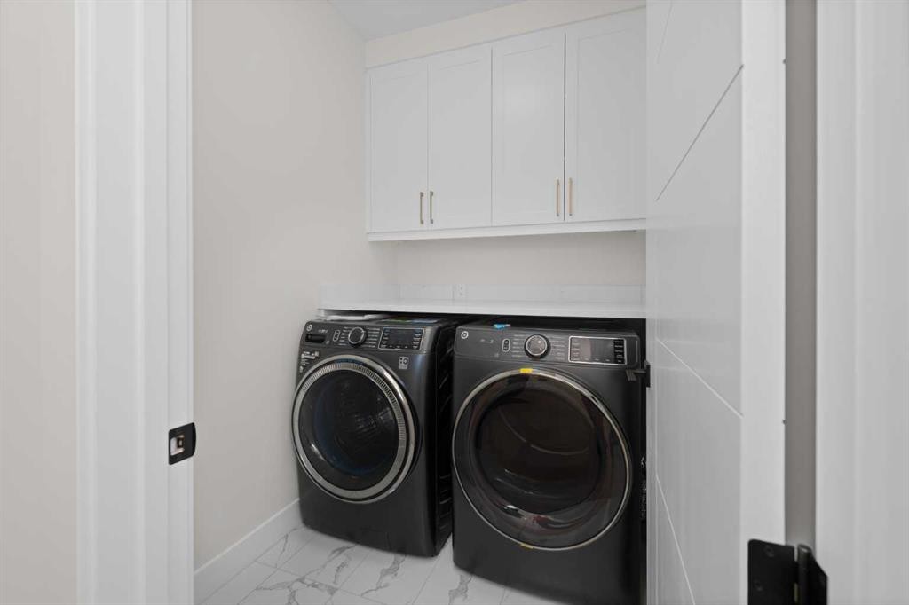 6427 33 Avenue Nw, Calgary, AB - Indoor Photo Showing Laundry Room