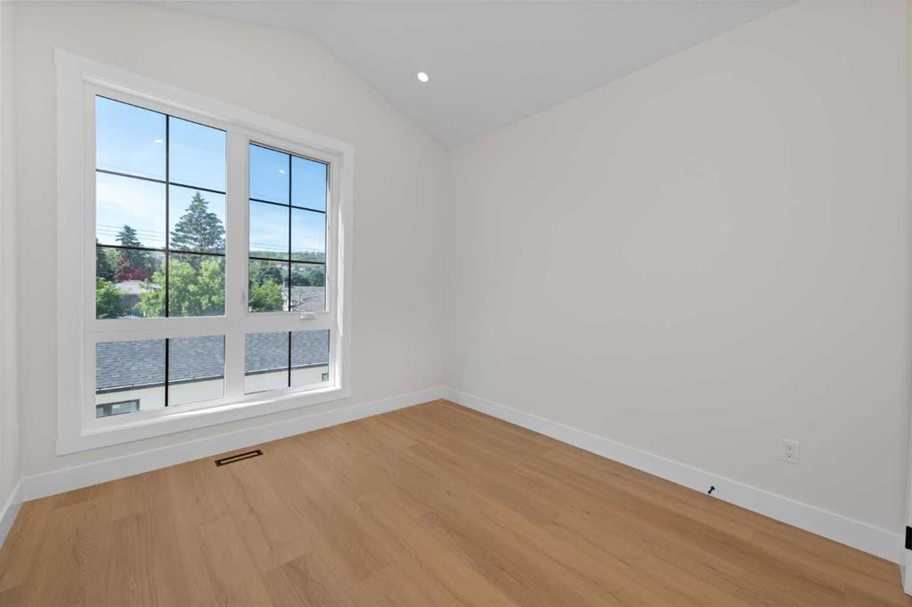 6427 33 Avenue Nw, Calgary, AB - Indoor Photo Showing Other Room