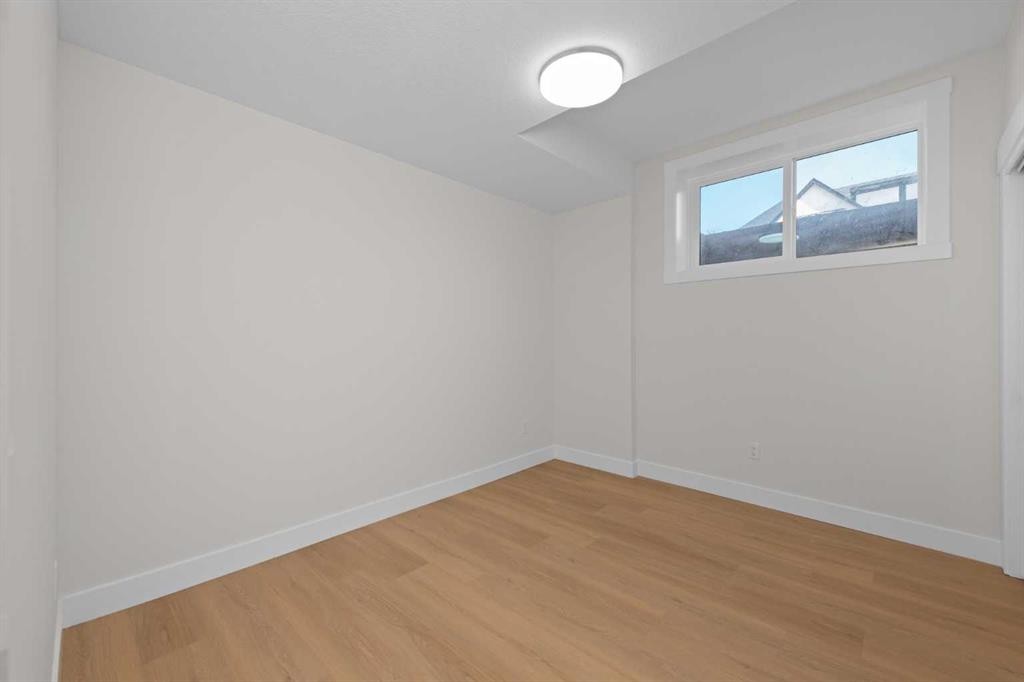 6427 33 Avenue Nw, Calgary, AB - Indoor Photo Showing Other Room