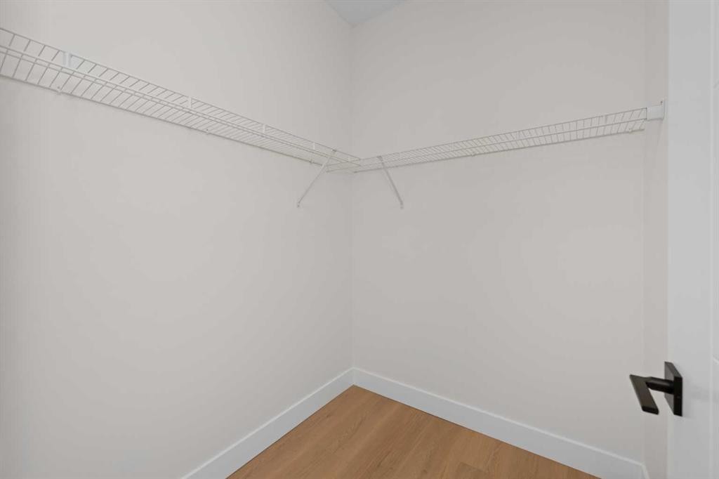 6427 33 Avenue Nw, Calgary, AB - Indoor With Storage