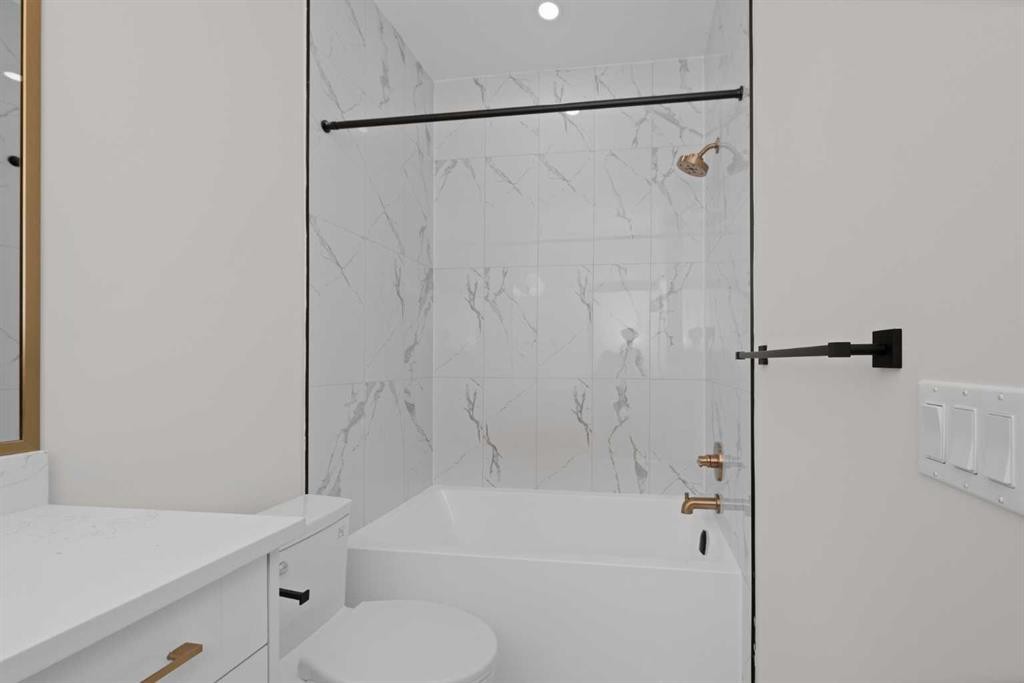 6427 33 Avenue Nw, Calgary, AB - Indoor Photo Showing Bathroom
