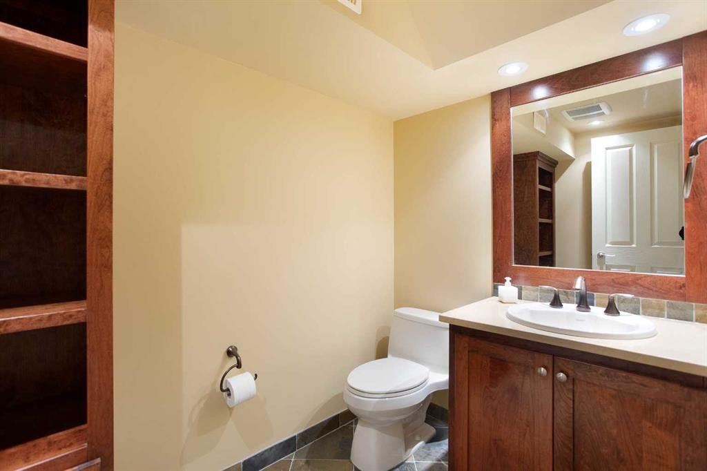 5028 Vanstone Crescent Nw, Calgary, AB - Indoor Photo Showing Bathroom