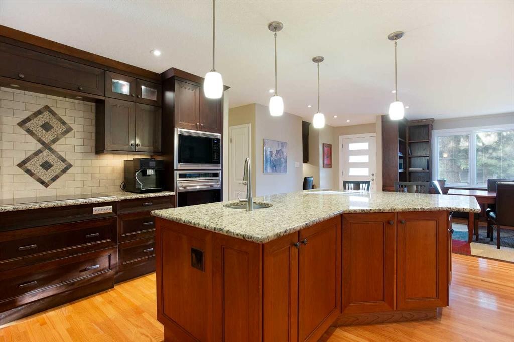 5028 Vanstone Crescent Nw, Calgary, AB - Indoor Photo Showing Kitchen With Upgraded Kitchen
