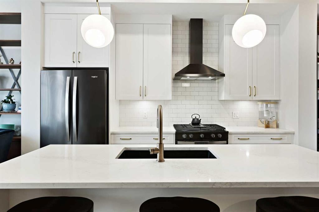 4929 20 Street Sw, Calgary, AB - Indoor Photo Showing Kitchen With Upgraded Kitchen