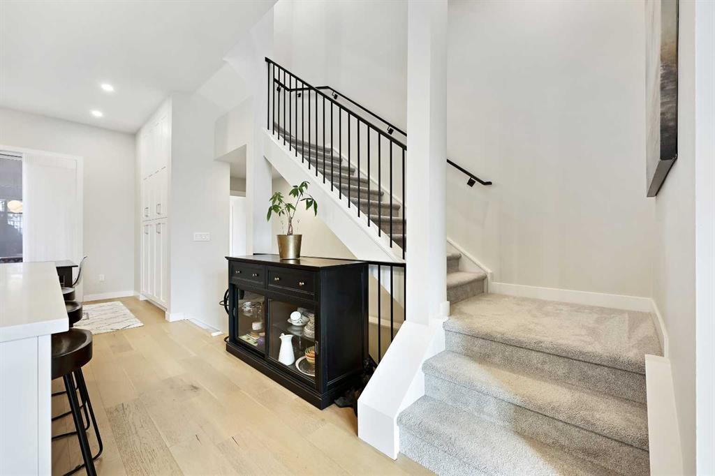4929 20 Street Sw, Calgary, AB - Indoor Photo Showing Other Room
