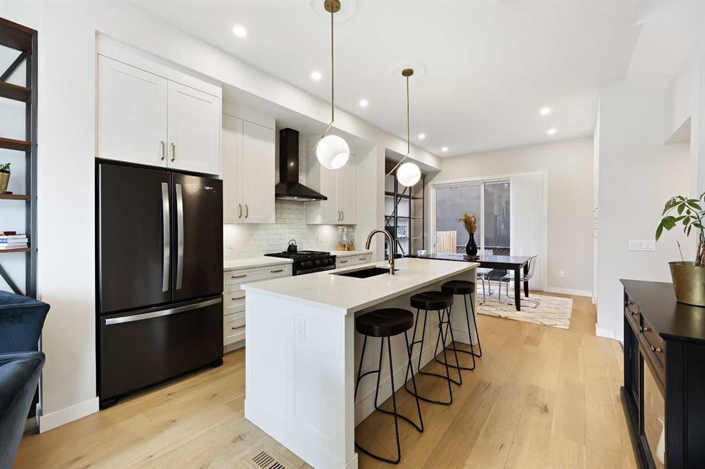 4929 20 Street Sw, Calgary, AB - Indoor Photo Showing Kitchen With Upgraded Kitchen