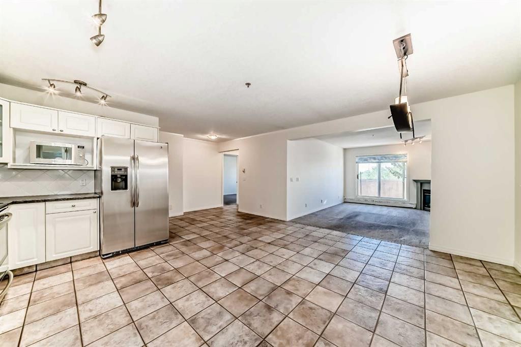 317-649 Marsh Road Ne, Calgary, AB - Indoor Photo Showing Kitchen