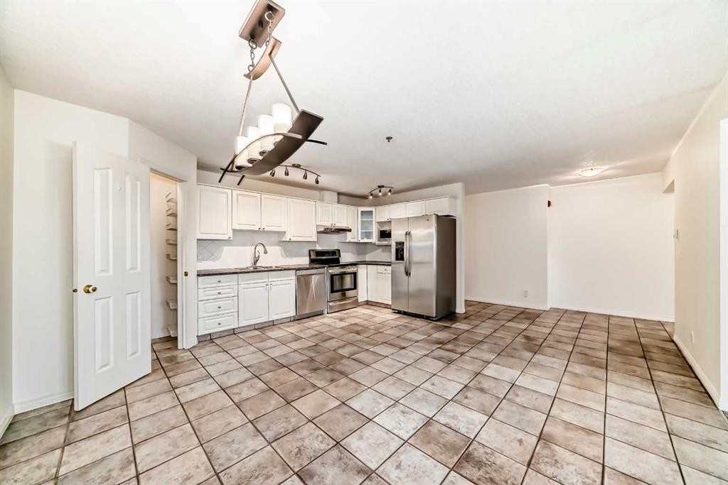 317-649 Marsh Road Ne, Calgary, AB - Indoor Photo Showing Kitchen