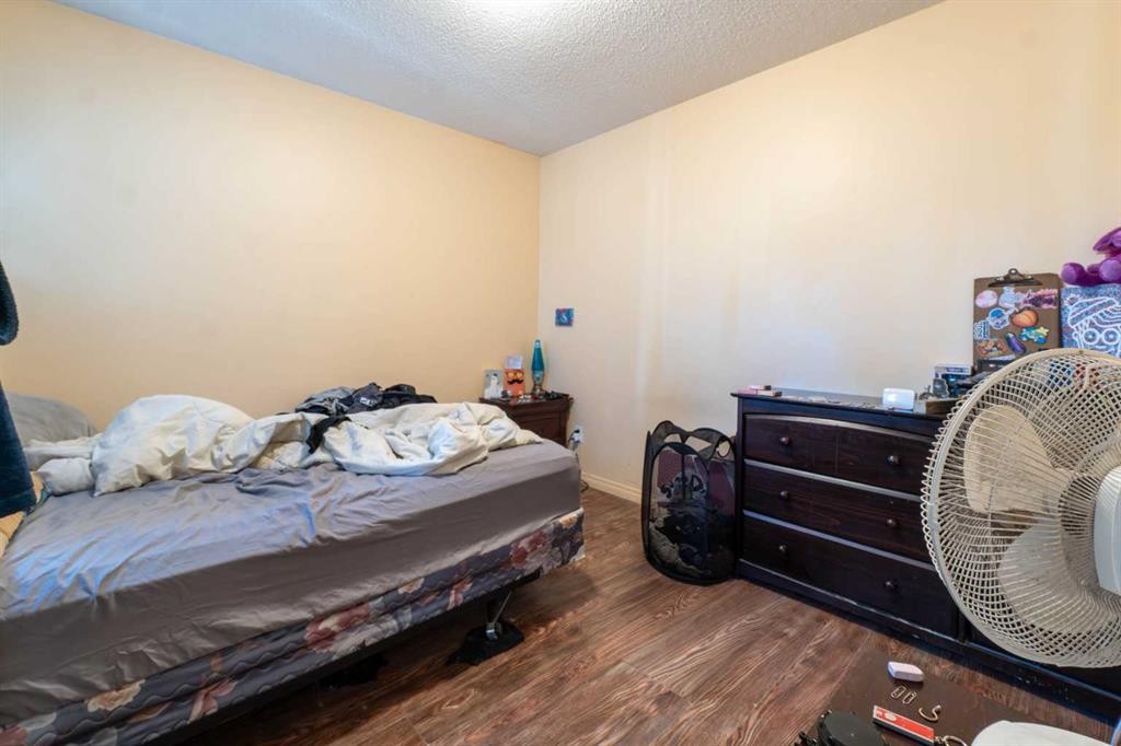 27 Erin Grove Court Se, Calgary, AB - Indoor Photo Showing Bedroom