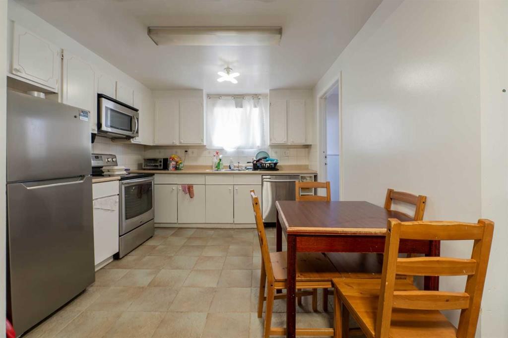 27 Erin Grove Court Se, Calgary, AB - Indoor Photo Showing Other Room