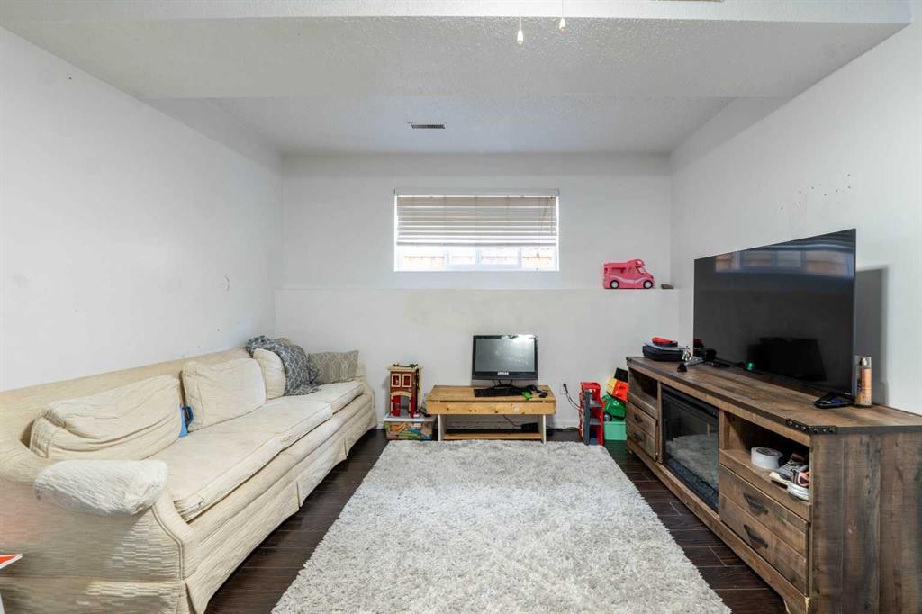27 Erin Grove Court Se, Calgary, AB - Indoor