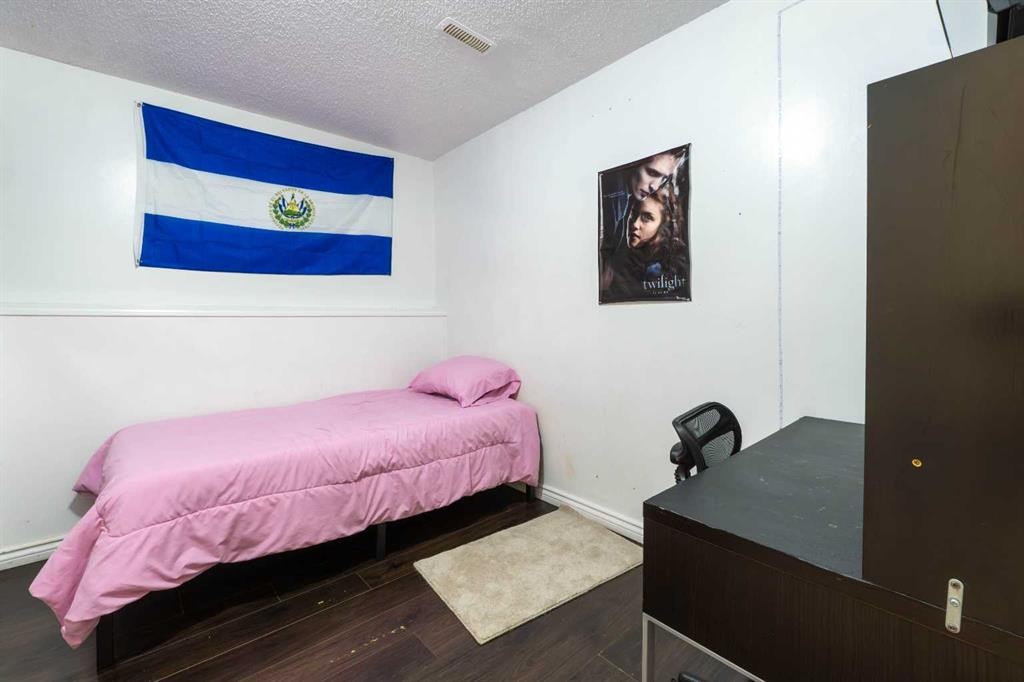 27 Erin Grove Court Se, Calgary, AB - Indoor Photo Showing Bedroom